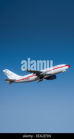 TORREJON DE ARDOZ, ESPAGNE - 16 AVRIL 2026 : un Airbus A310 (T.22) de l'armée de l'air espagnole appartenant au 45 Grupo décollant de la base aérienne de Torrejon. Cet ai Banque D'Images