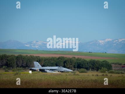 TORREJON DE ARDOZ, ESPAGNE - 16 AVRIL 2026 : démarrage du moteur EF-18 de l'armée de l'air espagnole et vérifications préalables au vol sur la ligne de vol lors d'une visite de base. Banque D'Images