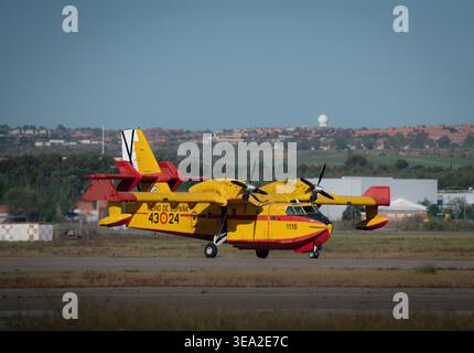 TORREJON DE ARDOZ, ESPAGNE - 16 AVRIL 2026 : un avion amphibie de lutte contre les incendies Bombardier CL-415 (CL-215T) du 43 Grupo circulant sur la ligne de vol A. Banque D'Images