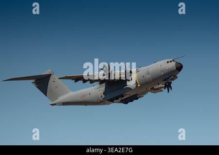 TORREJON DE ARDOZ, ESPAGNE - 16 AVRIL 2026 : un Airbus A400M Atlas (T.23) de l'armée de l'air espagnole décollant de la base aérienne de Torrejon lors d'un transport militaire Banque D'Images