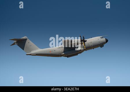 TORREJON DE ARDOZ, ESPAGNE - 16 AVRIL 2026 : un Airbus A400M Atlas (T.23) de l'armée de l'air espagnole décollant de la base aérienne de Torrejon lors d'un transport militaire Banque D'Images