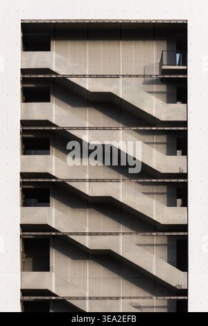 Détail architectural vue rapprochée de l'escalier d'urgence de sortie de secours en béton dans le bâtiment moderne de l'hôpital public en monochrome Banque D'Images