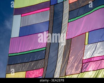 Une photographie abstraite plein format haute résolution d'une installation de tissu multicolore et éclatante. La scène comporte divers rectangles de c coloré Banque D'Images