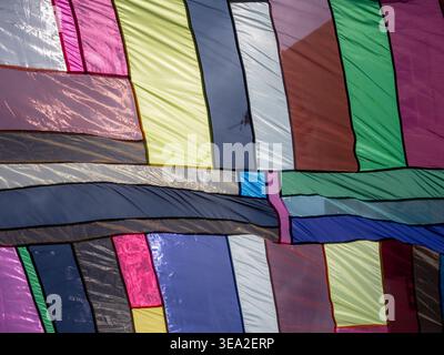 Une photographie abstraite plein format haute résolution d'une installation de tissu multicolore et éclatante. La scène comporte divers rectangles de c coloré Banque D'Images