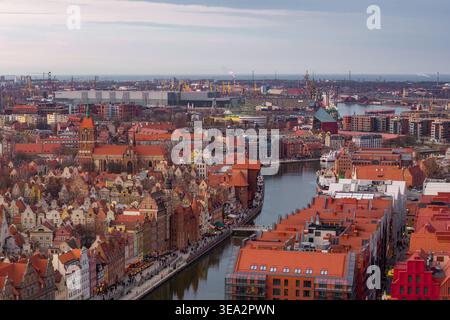 Vue aérienne de la vieille ville historique avec l'église de Marie, la rivière Motlawa, et architecture aux toits rouges sous un ciel doux à Gdansk, Voi Poméranienne Banque D'Images