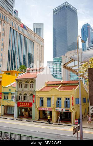 Un contraste entre les boutiques traditionnelles colorées et les gratte-ciel modernes de Pickering Street Chinatown Singapore Asia. Banque D'Images