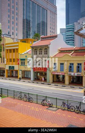 Un contraste entre les boutiques traditionnelles colorées et les gratte-ciel modernes de Pickering Street Chinatown Singapore Asia. Banque D'Images