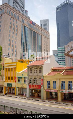 Un contraste entre les boutiques traditionnelles colorées et les gratte-ciel modernes de Pickering Street Chinatown Singapore Asia. Banque D'Images