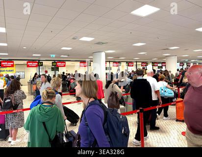 Grande foule de passagers attendant dans de longues files aux comptoirs d'enregistrement de l'aéroport de Faro pour les vols Jet2.com avec des valises et des sacs à dos, retards de voyage EES UE Banque D'Images