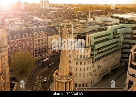 Une vue aérienne de All Souls Church, l'hôtel Langhan et le bâtiment BBC (Wogan House) au crépuscule avec Lensflare comme le soleil se couche en fin d'après-midi Banque D'Images