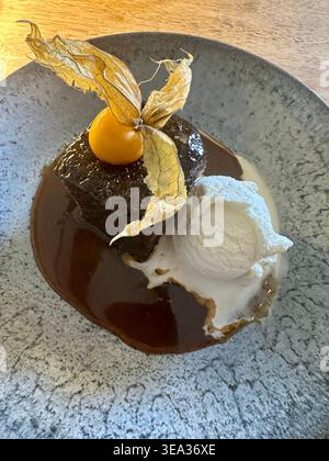 pudding au caramel collant et à la crème glacée à la vanille Banque D'Images