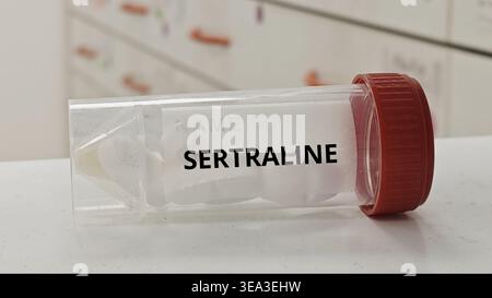Comprimés DE SERTRALINE utilisés pour traiter la dépression et les troubles anxieux un inhibiteur sélectif du recaptage de la sérotonine dans une boîte en plastique Banque D'Images