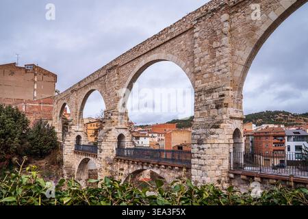 Vue en perspective de l'aqueduc de Los Arcos à Teruel, Espagne. Cette impressionnante structure Renaissance du XVIe siècle traverse la ville avec son double St Banque D'Images