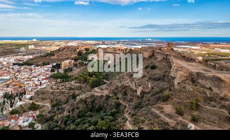 Vue aérienne panoramique montrant la vaste fortification du château de Sagunto sur la colline. L'image capture le contraste entre l'ancienne pierre Wal Banque D'Images