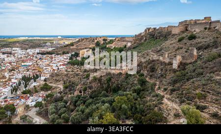 Vue aérienne panoramique montrant la vaste fortification du château de Sagunto sur la colline. L'image capture le contraste entre l'ancienne pierre Wal Banque D'Images