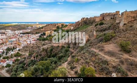 Vue aérienne panoramique montrant la vaste fortification du château de Sagunto sur la colline. L'image capture le contraste entre l'ancienne pierre Wal Banque D'Images