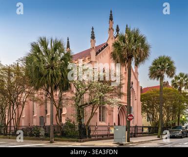 Charleston, SC - US - 27 mars 2026 L'église huguenot française de Charleston, connue pour son style néo-gothique, son extérieur rose et ses racines profondes à Fren Banque D'Images