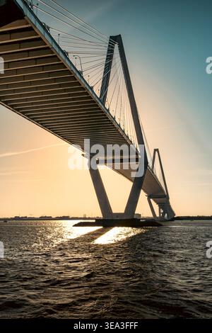 Charleston, SC - US - 27 mars 2026 la lumière dorée du soleil brille sous le Arthur Ravenel Jr. Pont, ses câbles de balayage et ses imposants supports coulant Banque D'Images