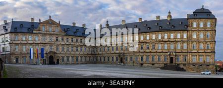 Stadtblick Bamberg, 20.04.2026 Panoramaansicht der Neuen Residenz am Domplatz, einer der bedeutendsten Barockbauten Süddeutschlands und ehemalige Residenz der Bamberger Fürstbischöfe. Die weitläufige Sandsteinfassade mit vier Geschossen und zahlreichen Dachgauben erstreckt sich über den gepflasterten Platz. Je suis Hauptportal wehen Flaggen. Bamberg Bayern Deutschland *** vue de Bamberg, 20 04 2026 vue panoramique de la Nouvelle résidence sur la place de la Cathédrale, l'un des bâtiments baroques les plus importants du sud de l'Allemagne et ancienne résidence des princes-évêques de Bamberg la vaste façade en grès Banque D'Images