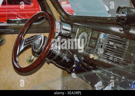 Vue avant d'une voiture musculaire Chevrolet Camaro Z28 rouge restaurée de deuxième génération, montrant un pare-chocs chromé, des bandes de course noires, Z28 gril Banque D'Images