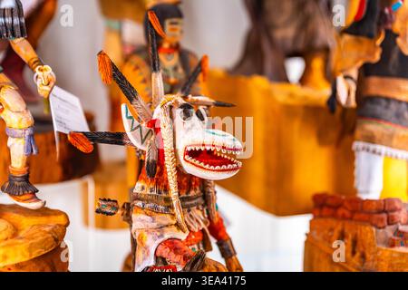 Phoenix, AZ, États-Unis - 05 février 2026 : les poupées Kachina sculptées à la main représentent des figures spirituelles de la culture Hopi Pueblo affichées comme artefact traditionnel Banque D'Images