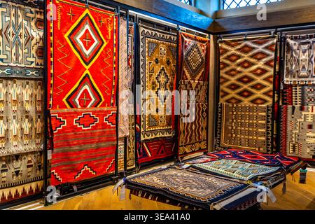 Phoenix, AZ, États-Unis - 05 février 2026 : la collection de tapis et couvertures Navajo présente des motifs géométriques complexes et un savoir-faire vibrant en laine Banque D'Images