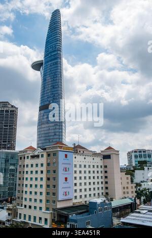 Bitexco Financial Tower s'élevant au-dessus des bâtiments de la ville Banque D'Images