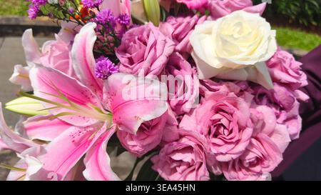 Bouquet de fleurs avec lys, roses et marguerites. Banque D'Images