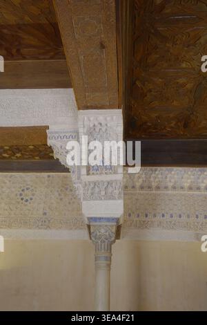 Sculptures en stuc nasrides élaborées, capitale muqarnas, frise de calligraphie arabe et détail de plafond en bois doré orné, palais de l'Alhambra, Grenade Banque D'Images