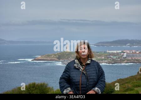 Une femme se promène tranquillement le long des sentiers du mont San Pedro, profitant d'une vue privilégiée qui englobe l'architecture urbaine d'Une Corogne et de la vas Banque D'Images