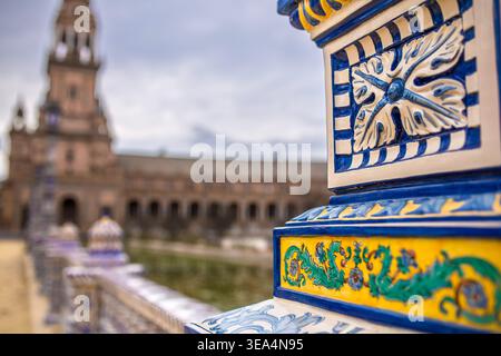 Séville, Andalousie, Espagne - 12 février 2020 : vue rapprochée de la vibrante garde-corps en céramique azulejo peinte à la main sur l'emblématique Plaza de España, showc Banque D'Images