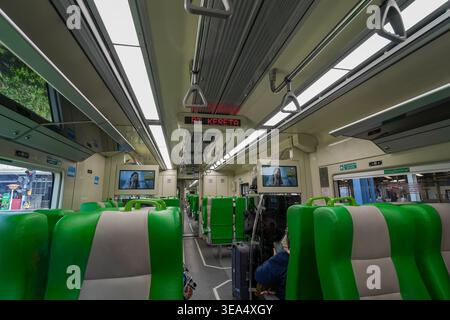 Bandung, Indonésie - 2 février 2026 - vue grand angle de l'intérieur d'un train de banlieue Jakarta-Bandung train d'alimentation ferroviaire à grande vitesse exploité par PT Banque D'Images