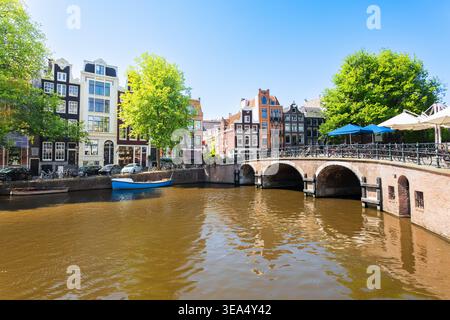 Les maisons historiques du canal et le pont voûté dans le centre-ville d'Amsterdam, pays-Bas Banque D'Images