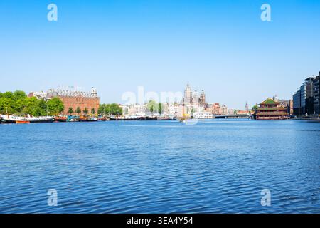 La vue panoramique panoramique sur le port d'Oosterdok avec des bâtiments historiques à Amsterdam, pays-Bas Banque D'Images