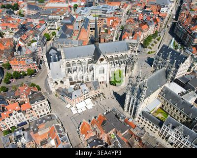 Vue panoramique aérienne du paysage urbain de Louvain Grote Markt sqaure avec l'église Saint-Pierre, Stadhuis ou Hôtel de ville et le bâtiment historique Tafelrond à Louvain Banque D'Images