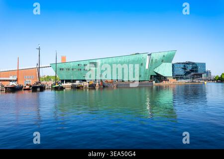 Amsterdam, pays-Bas - 13 juin 2023 : le bâtiment du NEMO Science Museum en forme de navire à Amsterdam, pays-Bas Banque D'Images