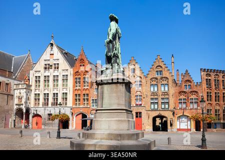 Bruges, Belgique - 16 juin 2023 : place historique Jan van Eyckplein avec statue Jan van Eyck et maisons médiévales à Bruges, Belgique Banque D'Images