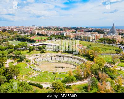 Amphithéâtre romain ou Anfiteatro Romano au parc archéologique de Neapolis vue panoramique aérienne à Syracuse. Syracuse est la quatrième plus grande ville de Banque D'Images