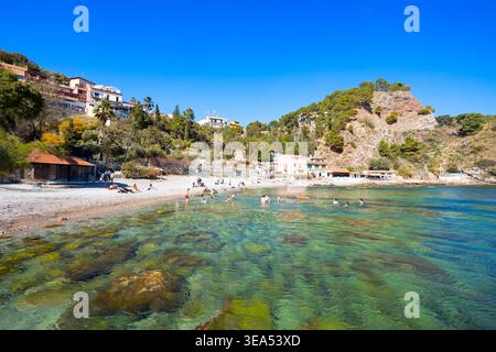Taormina, Italie - 27 mars 2023 : des personnes non identifiées nagent à la plage d'Isola Bella à Taormina. Taormina est une ville sur la côte est de l'île Banque D'Images