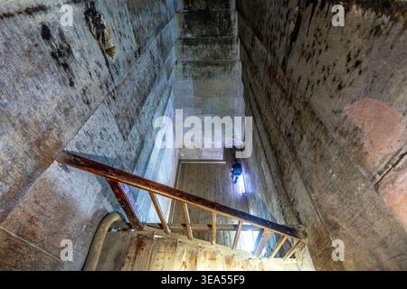 Escalier en bois dans le hall intérieur de la Pyramide Rouge à Dahshur Banque D'Images