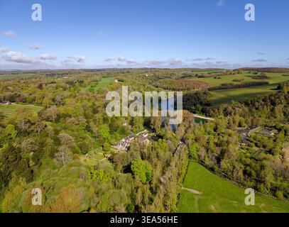 Vue aérienne sur la campagne britannique à Arundel Park, qui fait partie du parc national de South Downs, montrant le lac Swanbourne, les champs et les arbres au printemps, au Royaume-Uni. Banque D'Images