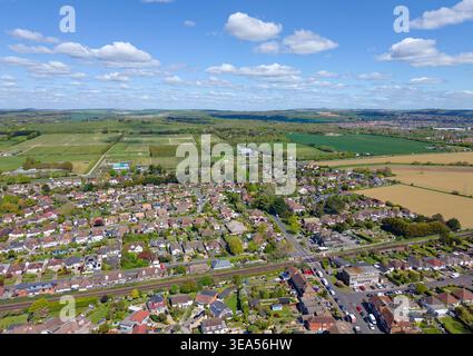 Vue aérienne sur le village de Ferring, dans le Sussex de l'Ouest, donnant sur les logements résidentiels vers les South Downs, lors d'une journée de printemps ensoleillée en Angleterre, au Royaume-Uni. Banque D'Images