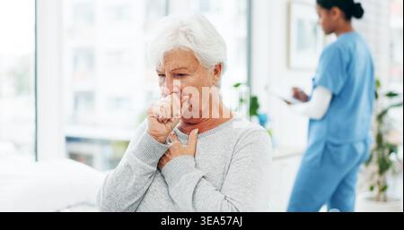 Médical, toux ou vieille femme à l'hôpital avec douleur thoracique, maladie ou problème de respiration dans le bilan. Soins de santé, grippe ou patient âgé avec Banque D'Images