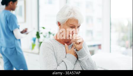 Médical, toux ou vieille femme en clinique avec douleur thoracique, maladie ou problème de respiration dans le bilan. Soins de santé, grippe ou patient âgé avec Banque D'Images