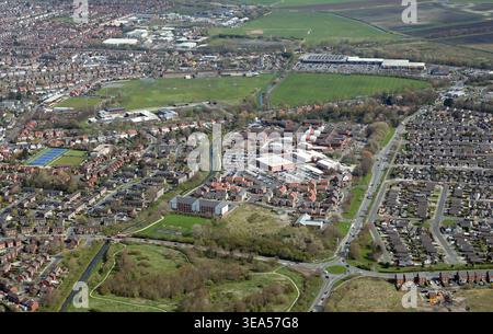 Vue aérienne de Southport & Formby District General Hospital, et nouveaux logements sur Town Lane, Lancashire UK Banque D'Images
