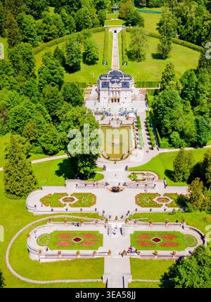 Vue panoramique aérienne du palais de Linderhof. Schloss Linderhof est situé près du village d'Ettal, dans le sud-ouest de la Bavière, en Allemagne. Banque D'Images