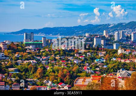 Vue panoramique aérienne du centre-ville de Sotchi. Sotchi est la ville balnéaire le long de la mer Noire en Russie. Banque D'Images