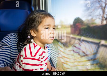 fille voyage avec mère ensemble en train en famille, maman célibataire avec enfant en bas âge Banque D'Images