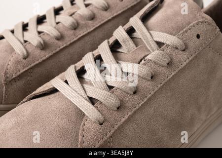 Chaussures homme en cuir nubuck gris. Baskets tendance. Gros plan. Banque D'Images