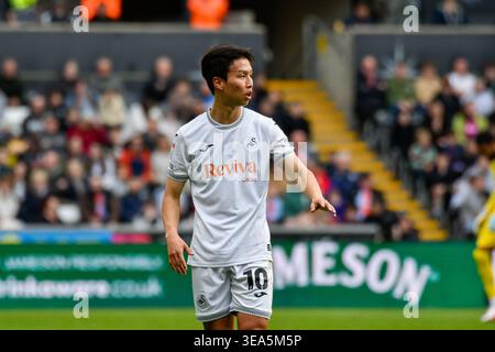 Swansea, pays de Galles. 18 avril 2026. EOM Ji-Sung de Swansea City lors du match de championnat EFL entre Swansea City et Southampton au stade Swansea.com de Swansea, pays de Galles, Royaume-Uni le 18 avril 2026. Crédit : Duncan Thomas/Majestic Media. Banque D'Images